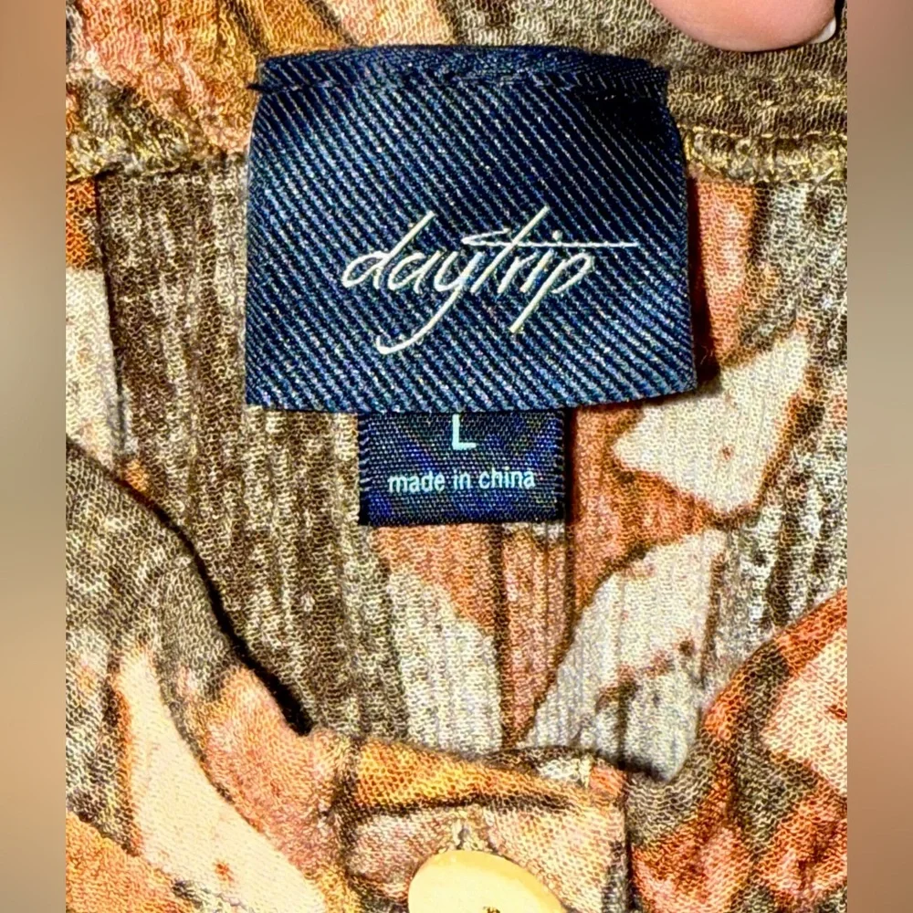 Daytrip Button Down Tank, Size Large - Picture 3 of 3